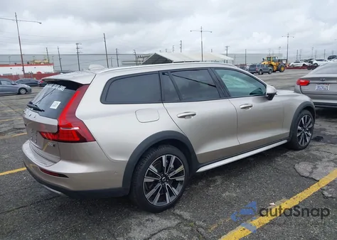 2026 Volvo V60 Cross Country Ultra, B5 Awd Gas (Mild Hybrid) z USA, uszkodzony, nr VIN YV4L12WL7T2170269